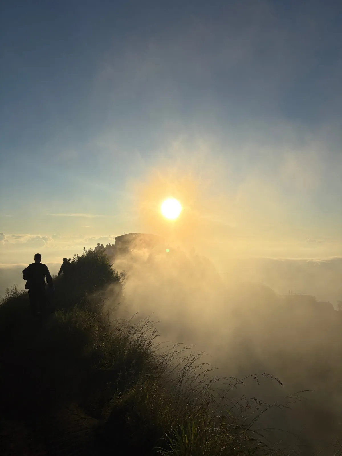 Zonsopkomst boven de wolken op een vulkaan