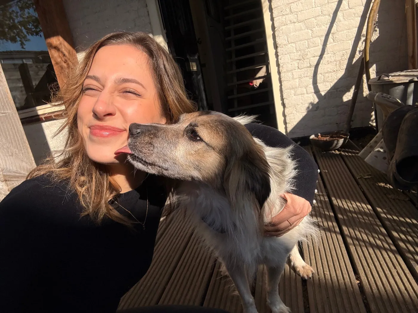Lara met haar hond in de zon